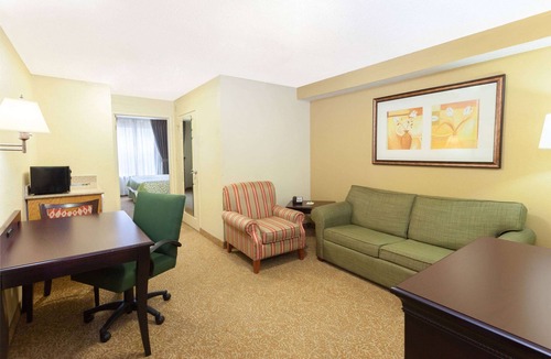 Northlake Hotel | Days Inn & Suites by Wyndham Tucker/Northlake