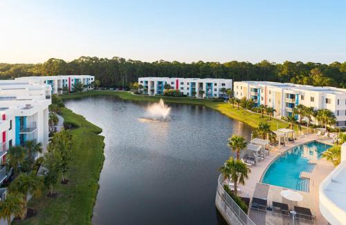 Daytona Beach Apartment | Daytona 3BR Getaway Pool Gym Pet Friendly
