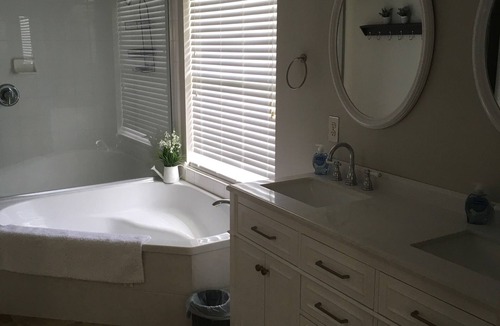 Waters Edge House | Daytona beach area Vacation Pool/ Golf course home/ 15 minutes to the beach.