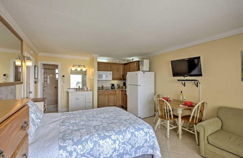Lenox Park Apartment | Daytona Beach Studio with Oceanfront Balcony and Pool!