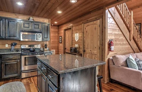 Morganton Cabin | Daze Off- Spectacular Views | Large Hot Tub | Outdoor Fire Pit