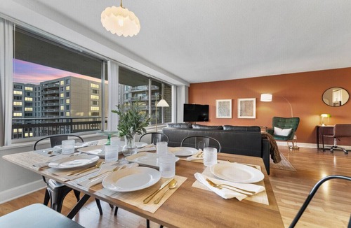Crystal City Apartment | DC Launchpad Sleeps 8, Gym, Walk to Dining + Metro