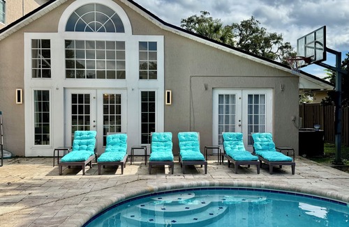 Maitland House | De Lux Maison Suite 16 - Luxury Home with up to 25' high ceilings. Sleeps 16-18
