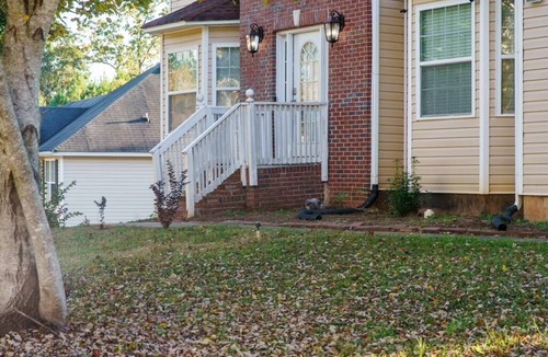 Douglasville House | Deck + BBQnFire PitnJacuzzi Tubn 65”TV