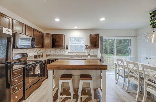 Captain's Cove Cottage | Deck & EV Charger: Coastal Retreat 1 Mi to Marina