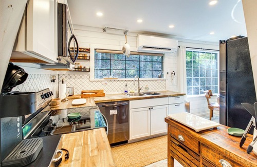 Talking Rock Cottage | Deck & Grill: 'Cozy Cottage' in Talking Rock!