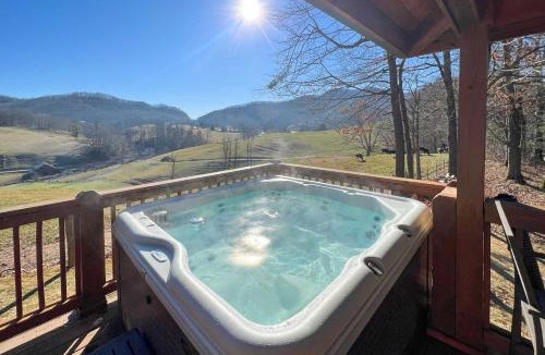 Waynesville House | Deck & Mtn Views! Luxe Log Cabin in Waynesville