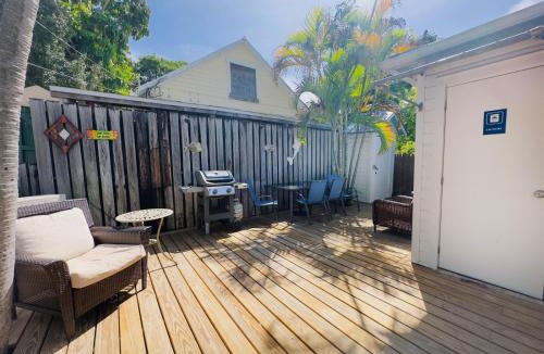 Downtown Apartment | Deckside Suite Conch Republic Cottage