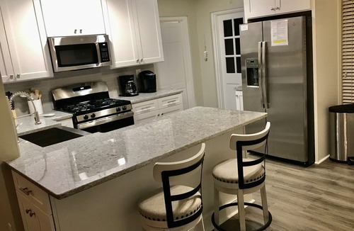 Gainesville Cottage | Deep water cove, views, New kitchen, Lake Front Escape w Dock, Very Private Cove