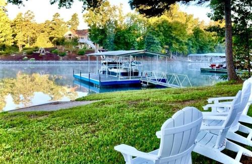 Seneca House | Deep-Water Keowee Lakefront, Dock, Deck, Kayaks