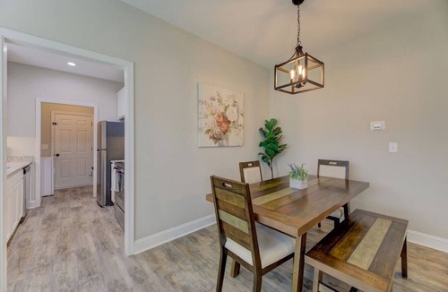 Cayce House | Deja Blue by Heartwood | 10 Mins to Downtown