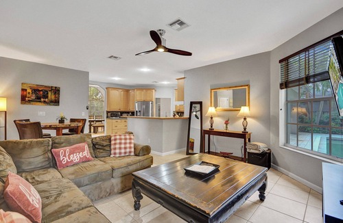 River Oaks House | Deja Blue is a luxurious 4 bedroom/2.5 bathroom house with pool.