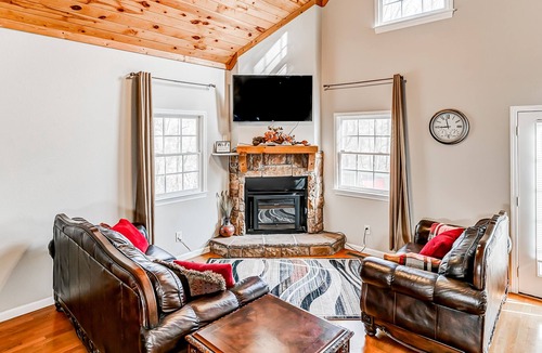Helen House | Delightful home near Main Street with fast WiFi, private hot tub, deck & views