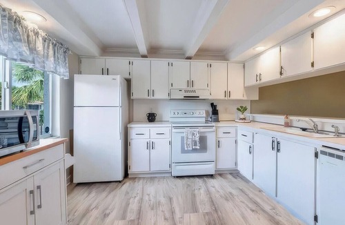 East Naples Condo | Delightful Naples Condo with large Resort Pool and Pickleball/Tennis Courts