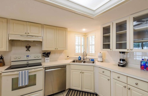 Gulf Gate Estates Apartment | Delightful Pool House 3 Miles to Siesta Key Beaches