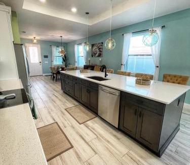 Tyler Gardens House | Delux 3BR House with Pool 3 Minute walk to Beach