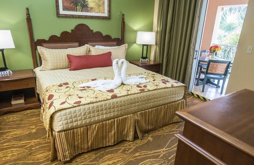 Weston Resort | Deluxe 1 Bedroom and 1 Bathroom Unit with Full Amenities