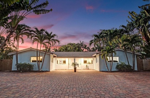 Oakland Park Villa | Deluxe 3/2 Duplex w/Jacuzzi