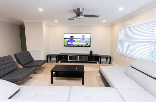 Dania Beach House | Deluxe 5BR/3BA Home near Beach & Casino Heated Pool