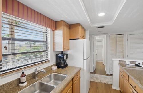 Park Shore House | Deluxe Condo with Lake Views