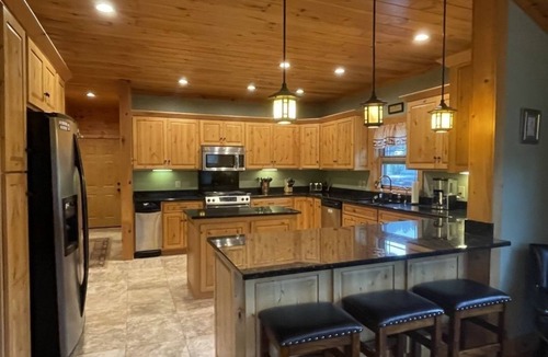 Tellico Plains Cabin | Deluxe log cabin! Pet and motorcycle friendly - enjoy nature with family and friends! 3 Bedroom Cabin by RedAwning