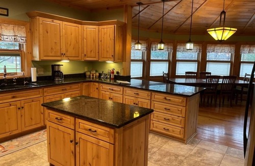 Tellico Plains Cabin | Deluxe log cabin! Pet and motorcycle friendly - enjoy nature with family and friends! 3 Bedroom Cabin by RedAwning