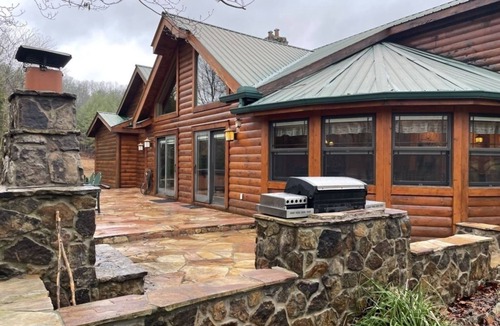 Tellico Plains Cabin | Deluxe log cabin! Pet and motorcycle friendly - enjoy nature with family and friends! 3 Bedroom Cabin by RedAwning