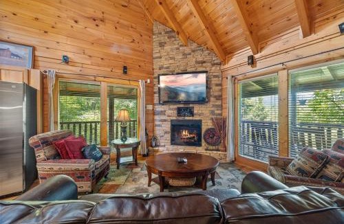 Sevierville House | Deluxe Mountain Cabin in Bear Creek Crossing Resort