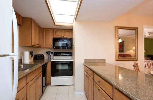 Park Shore Condo | Deluxe + Spacious Retreat in a Central Location