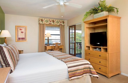 Park Shore Condo | Deluxe + Spacious Retreat in a Central Location