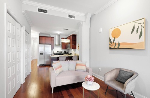 Olde Kensington Apartment | Deluxe Studio Retreat: Rooftop Pool & Concierge
