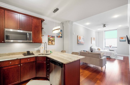 Olde Kensington Apartment | Deluxe Studio Retreat: Rooftop Pool & Concierge