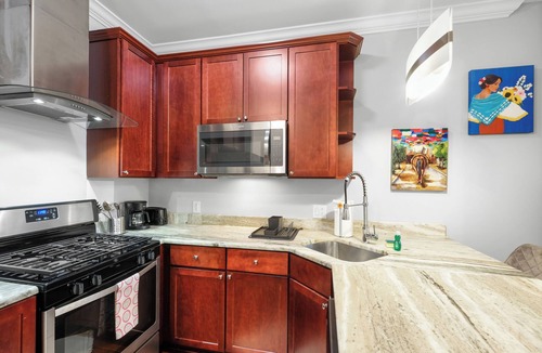 Olde Kensington Apartment | Deluxe Studio Retreat: Rooftop Pool & Concierge