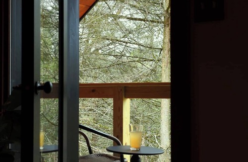 Damascus House | Design-forward retreat, walkable to Callicoon