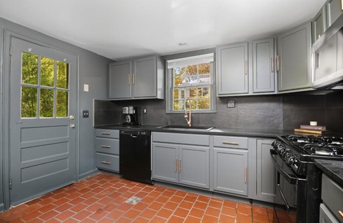 East Side Apartment | Designer 2 Bedroom Apt near Emory