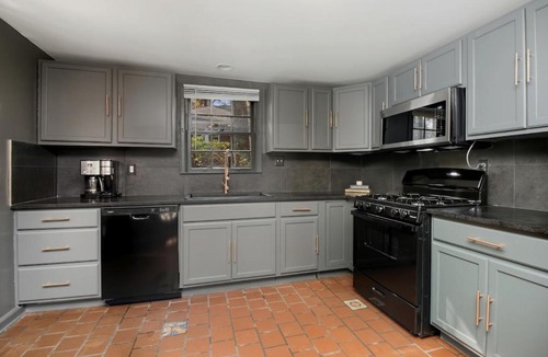 East Side Apartment | Designer 2 Bedroom Apt near Emory