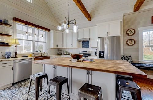 Jasper House | Designer historic home with amazing art, antiques, central AC - walk to downtown