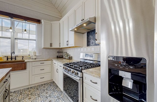 Jasper House | Designer historic home with amazing art, antiques, central AC - walk to downtown