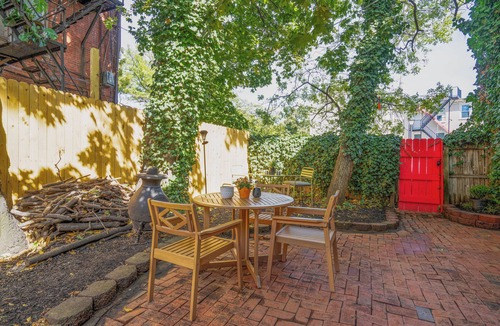 Downtown Wilmington Apartment | Designer remodeled Apt~Close to hospitals & dining~Suited for short or long stay