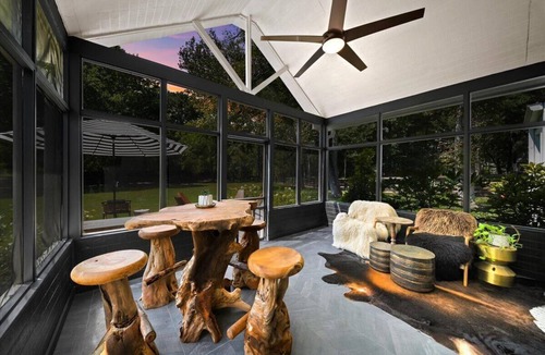 Alpharetta House | Designer Retreat Mins to Avalon & Downtown Alpharetta Fire Pit Fenced Yard