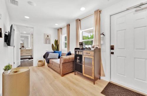 Parker Ridge Apartment | Designer spot - No Extra Fees - Palm Wave Says