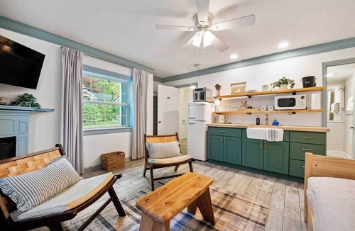 Lookout Mountain Bed & Breakfast | Desoto Cottage Hot Tub & Breakfast Treats