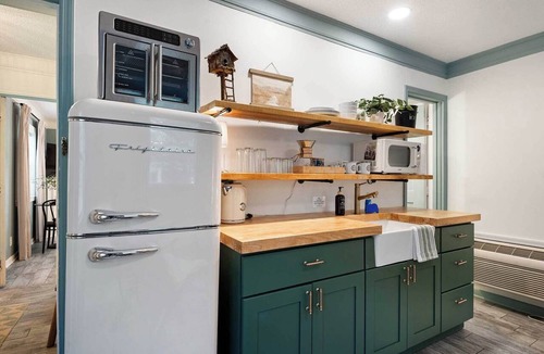 Lookout Mountain Bed & Breakfast | Desoto Cottage Hot Tub & Breakfast Treats