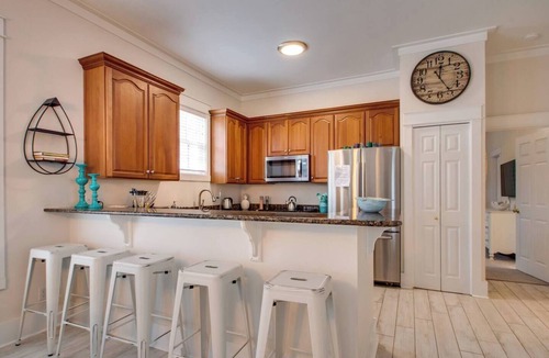 Frangista Beach House | Destin Beach Vibes, sleeps 13, 2min walk to private beach, heated community pool