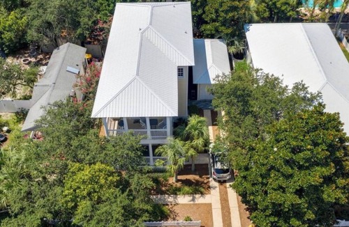 Frangista Beach House | Destin Beach Vibes, sleeps 13, 2min walk to private beach, heated community pool