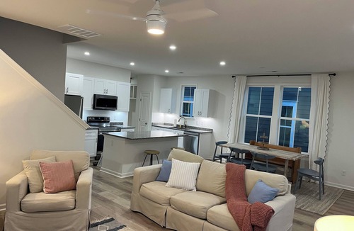 Columbia House | DESTINATION USC! 5BR/3.5BA new construction - walk to campus, 5Points and more!