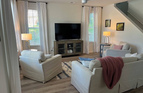 Columbia House | DESTINATION USC! 5BR/3.5BA new construction - walk to campus, 5Points and more!