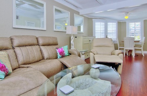 Treasure Island Hotel | Detlow's Treasured Cottages 3