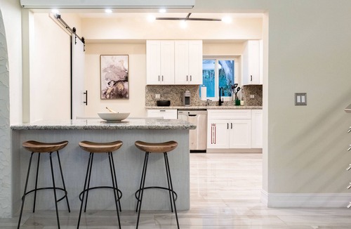 Seybold House | DIAMOND ESTATES: MIAMI - 6 QUEEN, 3 FULL BATH, POOL, BAR ROOM, BALCONY