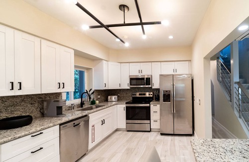 Seybold House | DIAMOND ESTATES: MIAMI - 6 QUEEN, 3 FULL BATH, POOL, BAR ROOM, BALCONY